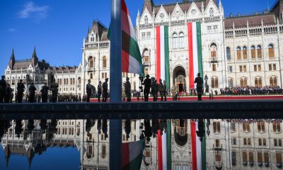 Felvonták a nemzeti lobogót az Országház előtt