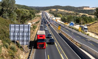 Drogos sofőr randalírozott az M1-esen, sorra borította ki a táblákat