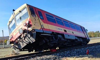 Autóval ütközött és kisiklott egy vonat Nyergesújfalunál, pótlóbuszok járnak